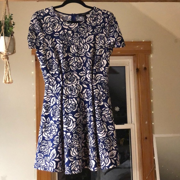 Blue and white floral pattern - Picture 1 of 2